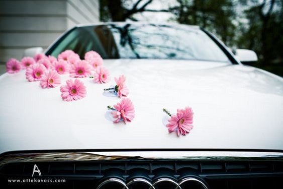 décoration voiture mariage ventouse fleurs sur capot 